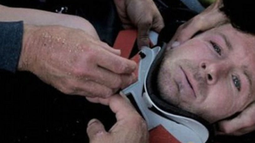 Η στιγμή που ένα κύμα 15 μέτρων σπάει τη μέση ενός σέρφερ (βίντεο)